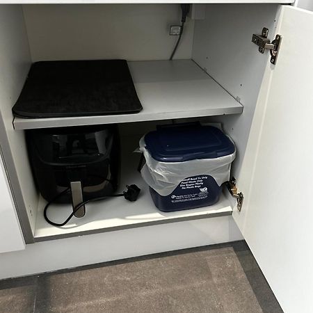 Town Centre Studio Flat ميرثير تيدفيل المظهر الخارجي الصورة