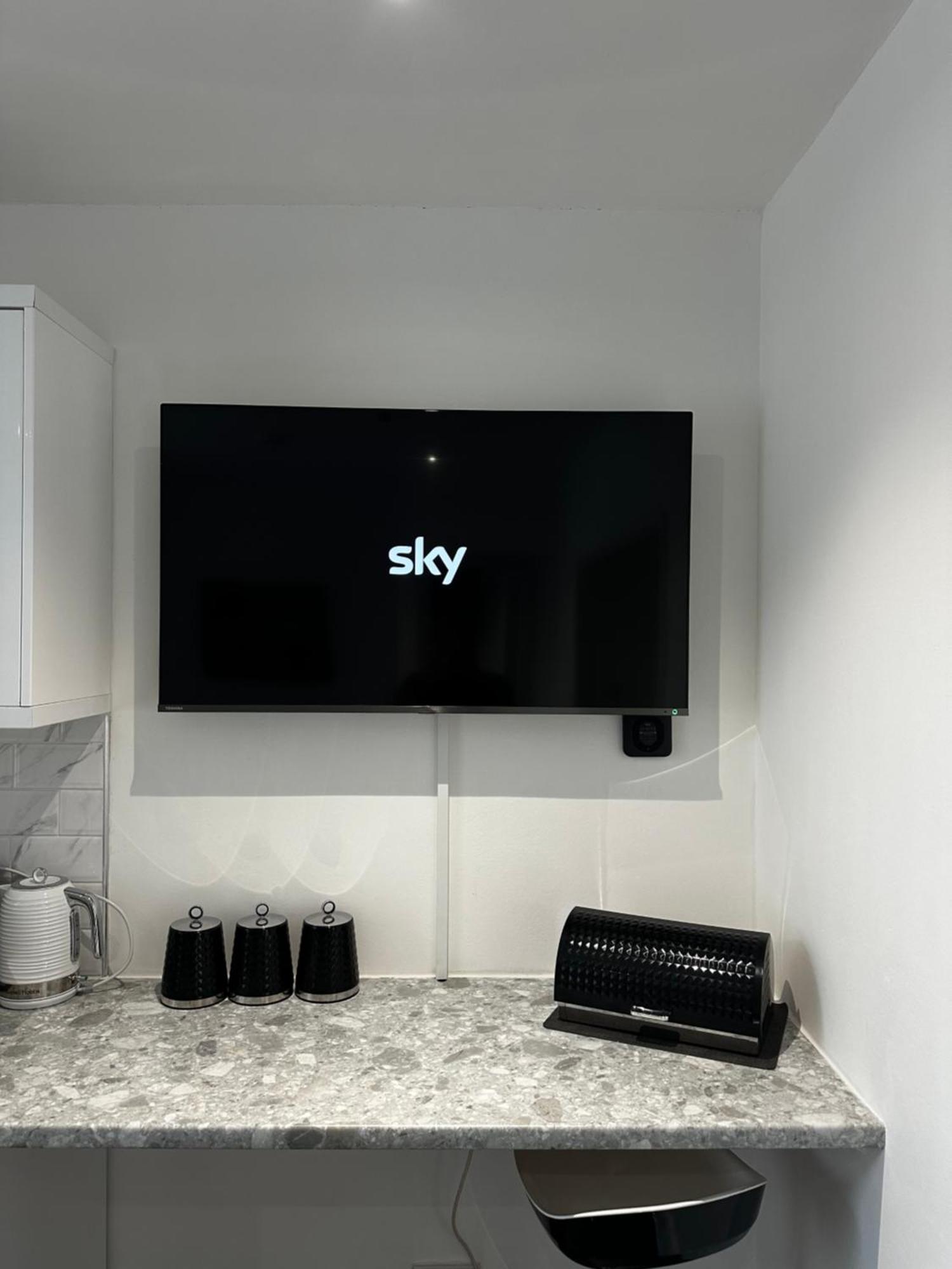 Town Centre Studio Flat ميرثير تيدفيل المظهر الخارجي الصورة