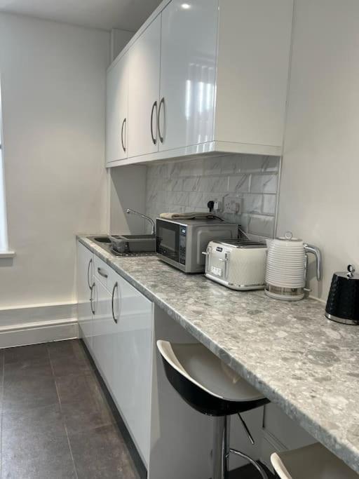 Town Centre Studio Flat ميرثير تيدفيل المظهر الخارجي الصورة
