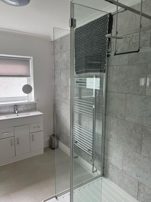 Town Centre Studio Flat ميرثير تيدفيل المظهر الخارجي الصورة